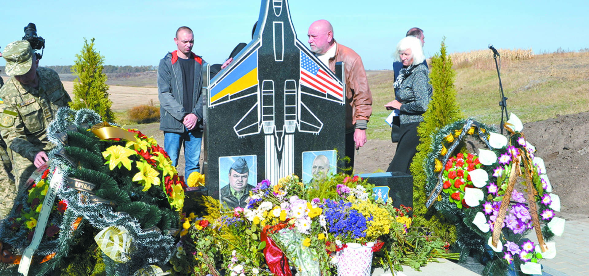 Пілотам-героям встановили пам'ятник
