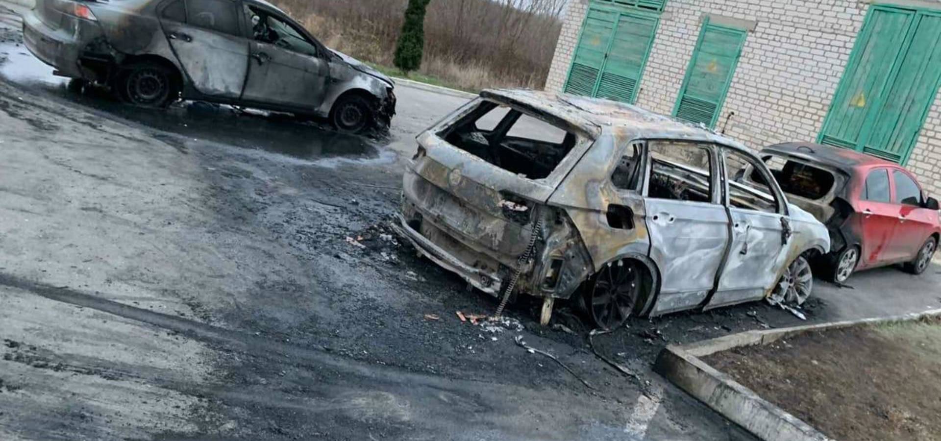 Вночі у Вінниці згоріли три автомобілі