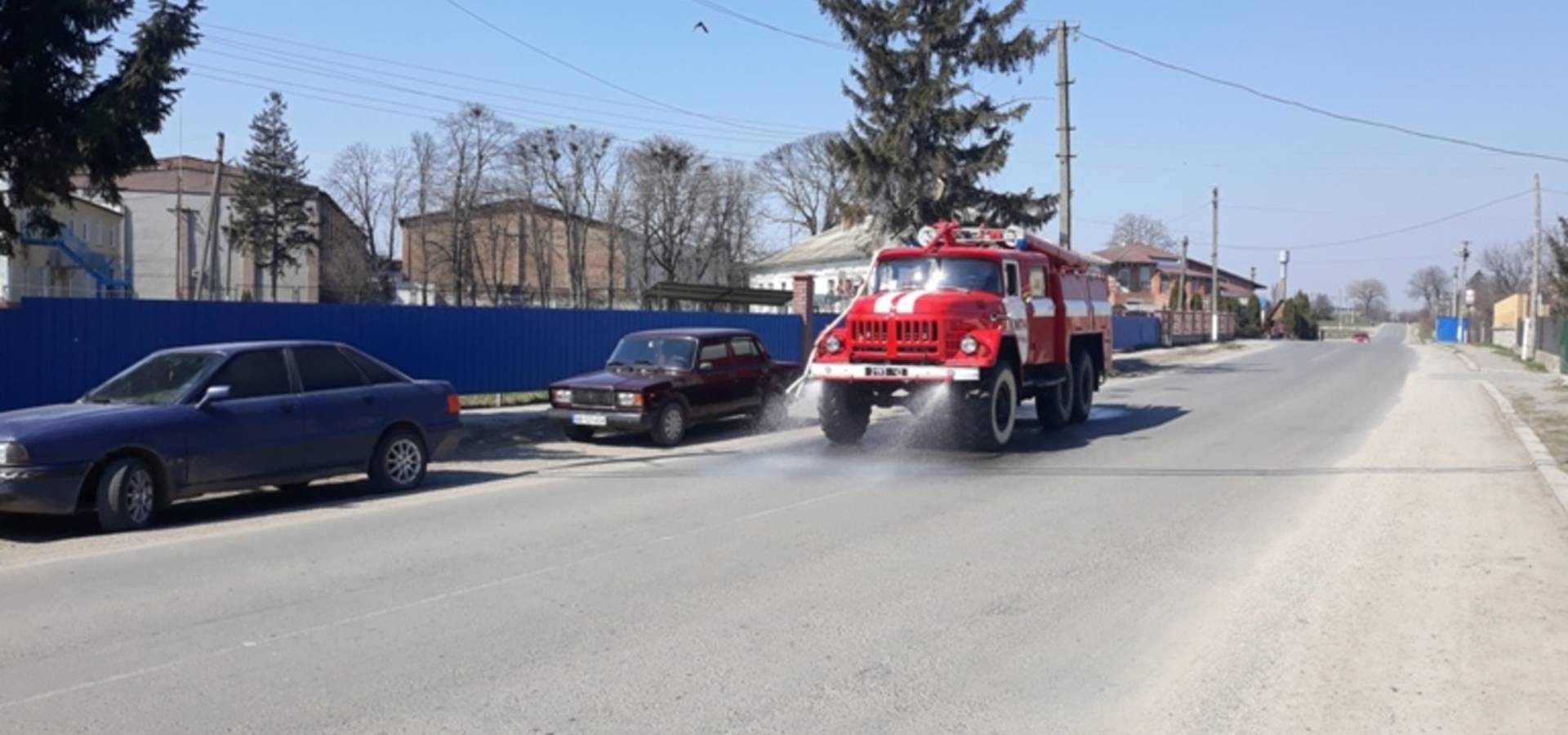 Пожежний автомобіль дезинфікує вулиці у Жданівській ОТГ на Вінниччині 