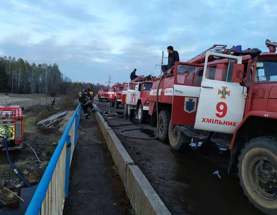 На роковини Чорнобильської трагедії Хмільницькі рятувальники гасили пожежу у зоні відчуження 