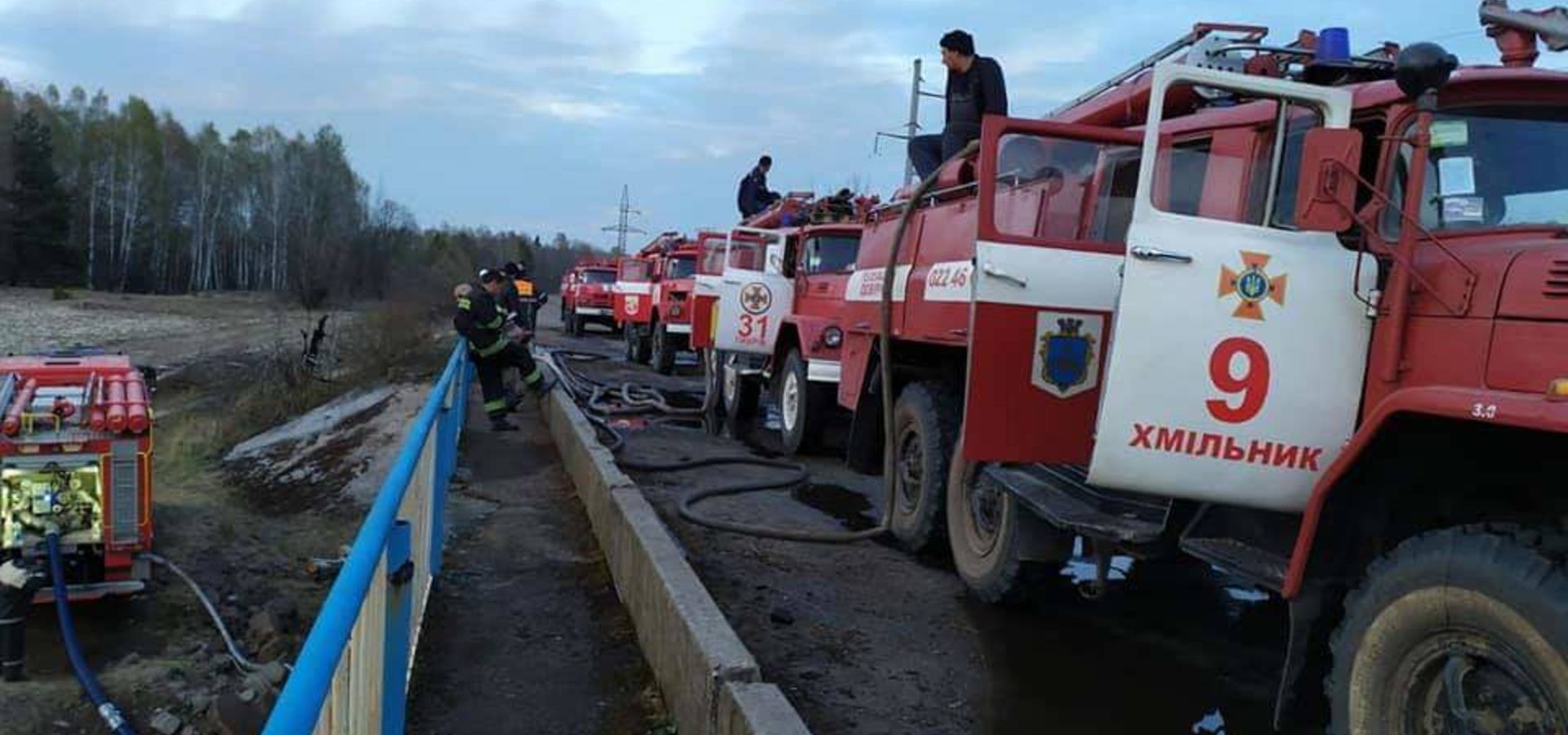 На роковини Чорнобильської трагедії Хмільницькі рятувальники гасили пожежу у зоні відчуження 