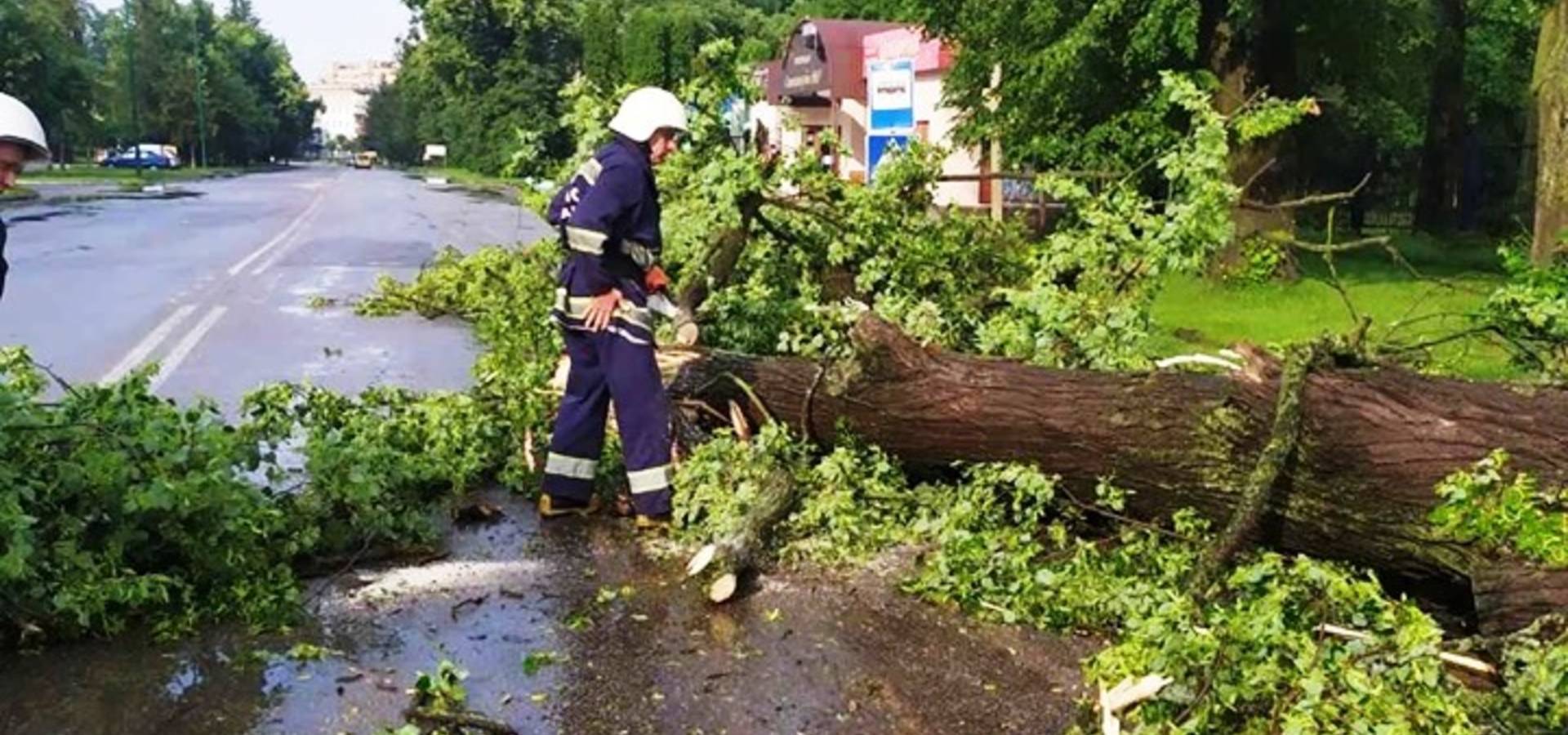 У Хмільнику та ще трьох районах області рятувальники ліквідовують наслідки негоди