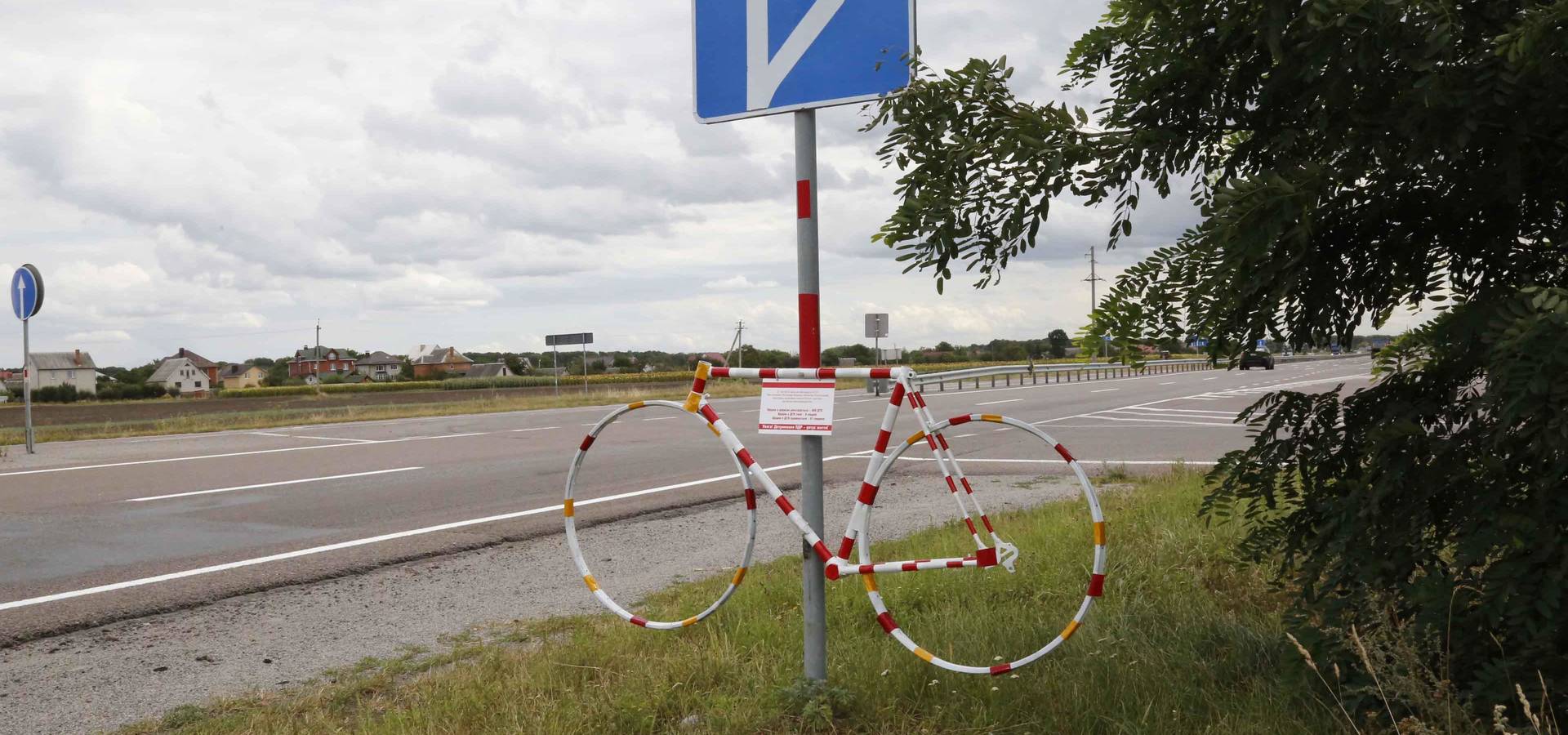 На Калинівській об’їздній встановили пам’ятний знак загиблим велосипедистам