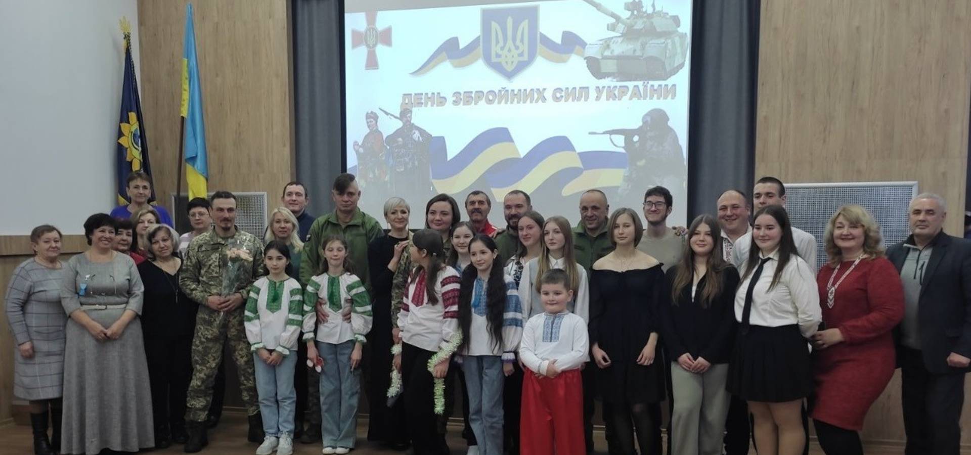 У другу школу в Хмільнику  завітав Святий Миколай, разом з учнями та вчителями він вшанував українських воїнів
