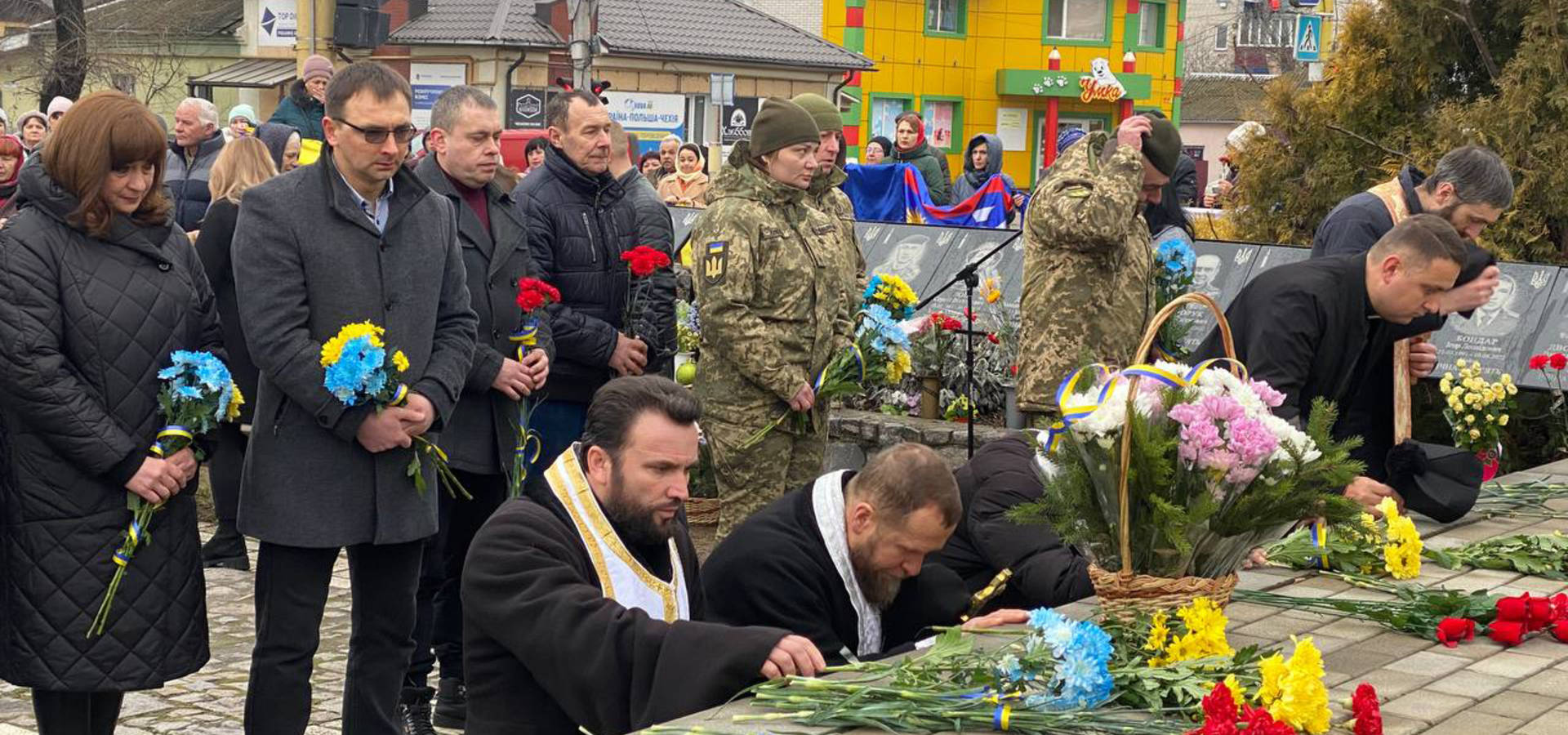 У День Єднання в Хмільнику помолились за Україну, вшанували героїв та провели акцію "Коло єднання"