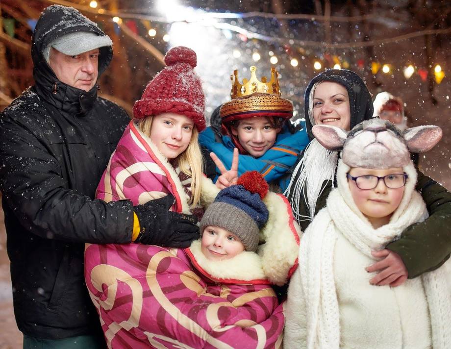 Талановита хмільничанка створює декорації для кліпів та костюми для українських акторів