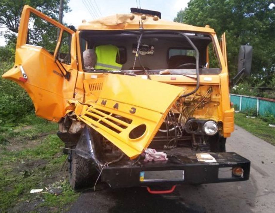 Біля села Вишенька «КамАЗ» врізався у причіп.  Постраждала дівчинка