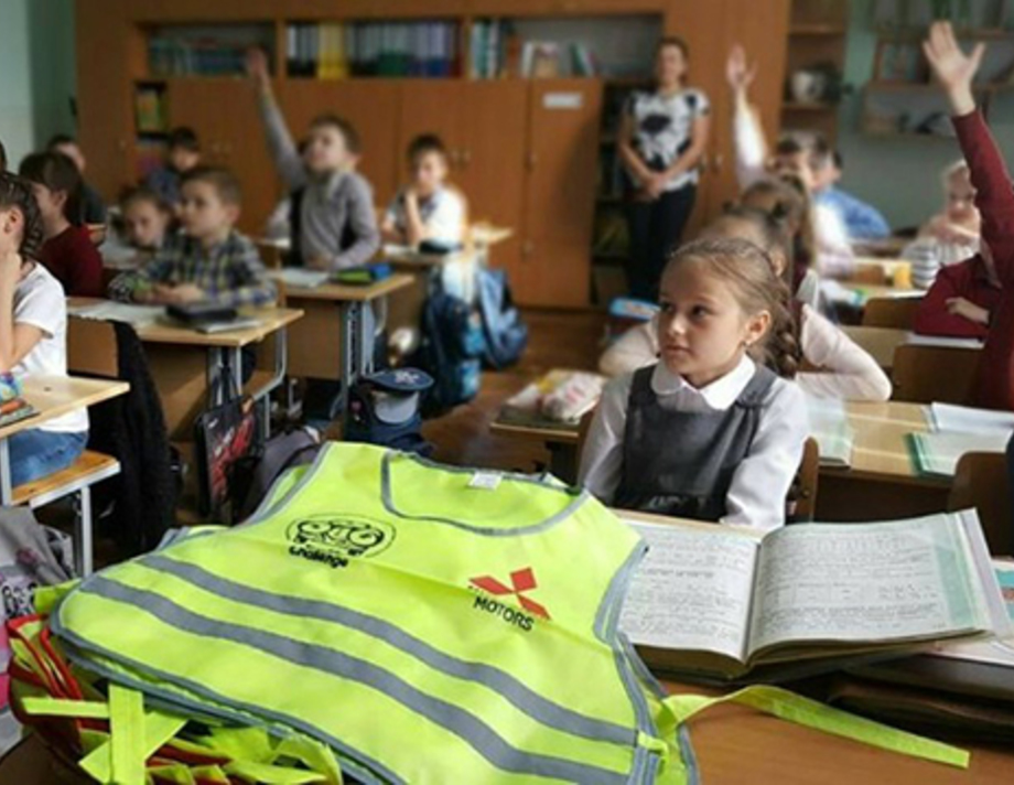 Школярі молодших класів носитимуть світловідбивні жилети 