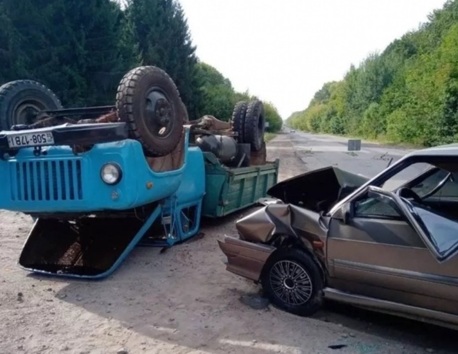 Вантажівку перекинуло на дах у ДТП біля Широкої Греблі 
