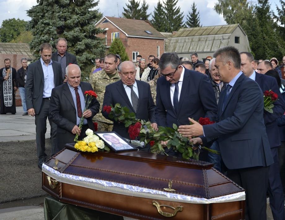 Попрощатись із загиблим Героєм у Хмільнику приїхав Владислав Скальський