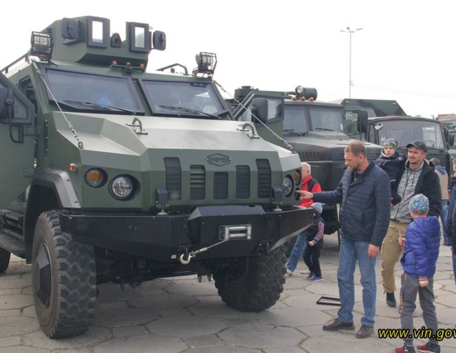 Виставка бойової техніки у Вінниці