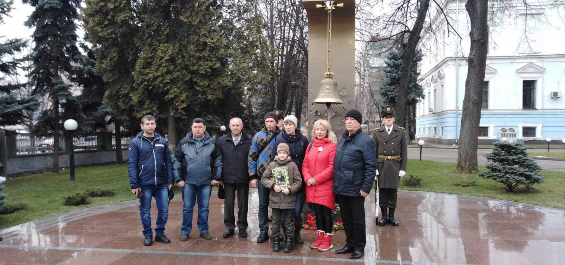 Дзвоном та пострілом вшанували пам'ять Михайла Рачка з Вінниччини у Міністерстві Оборони в Києві 