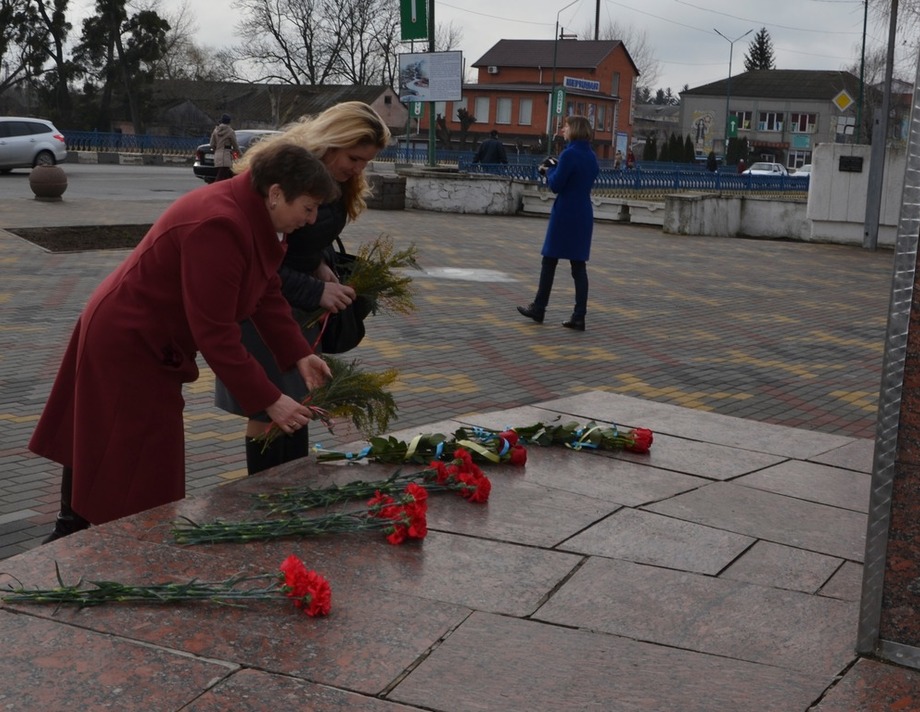 У Хмільнику відбулось покладання квітів до пам'ятника Тарасу Шевченку 