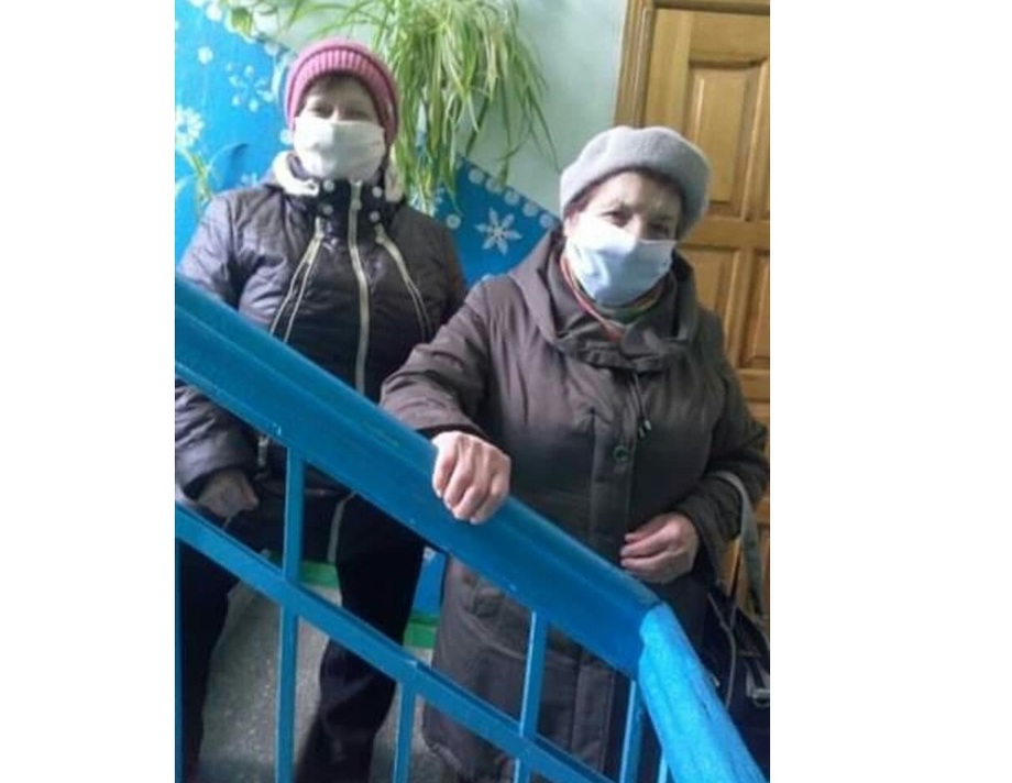 82-річна пенсіонерка безкоштовно шиє маски для сусідів у Хмільнику на Вінниччині