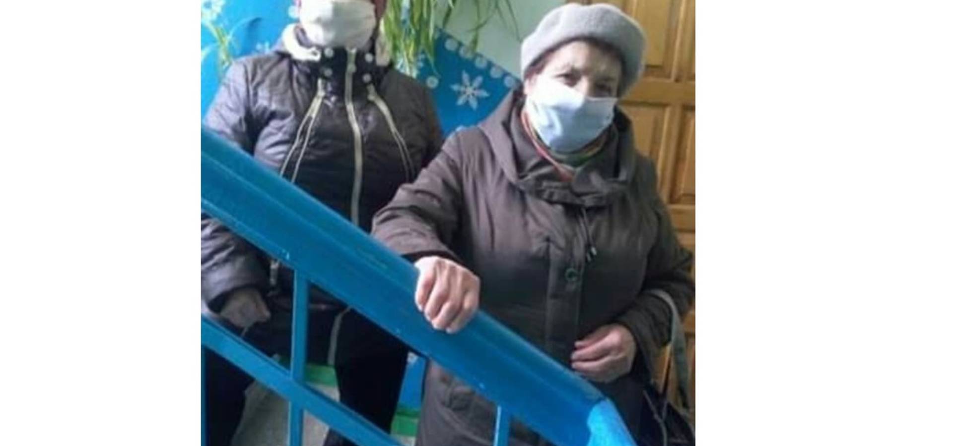 82-річна пенсіонерка безкоштовно шиє маски для сусідів у Хмільнику на Вінниччині