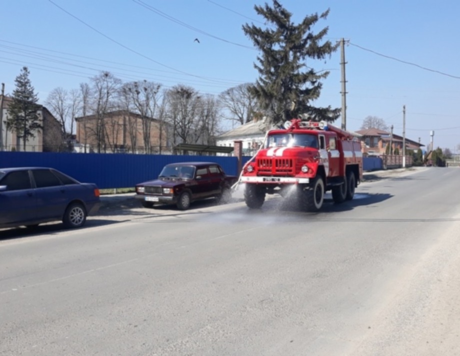 Пожежний автомобіль дезинфікує вулиці у Жданівській ОТГ на Вінниччині 