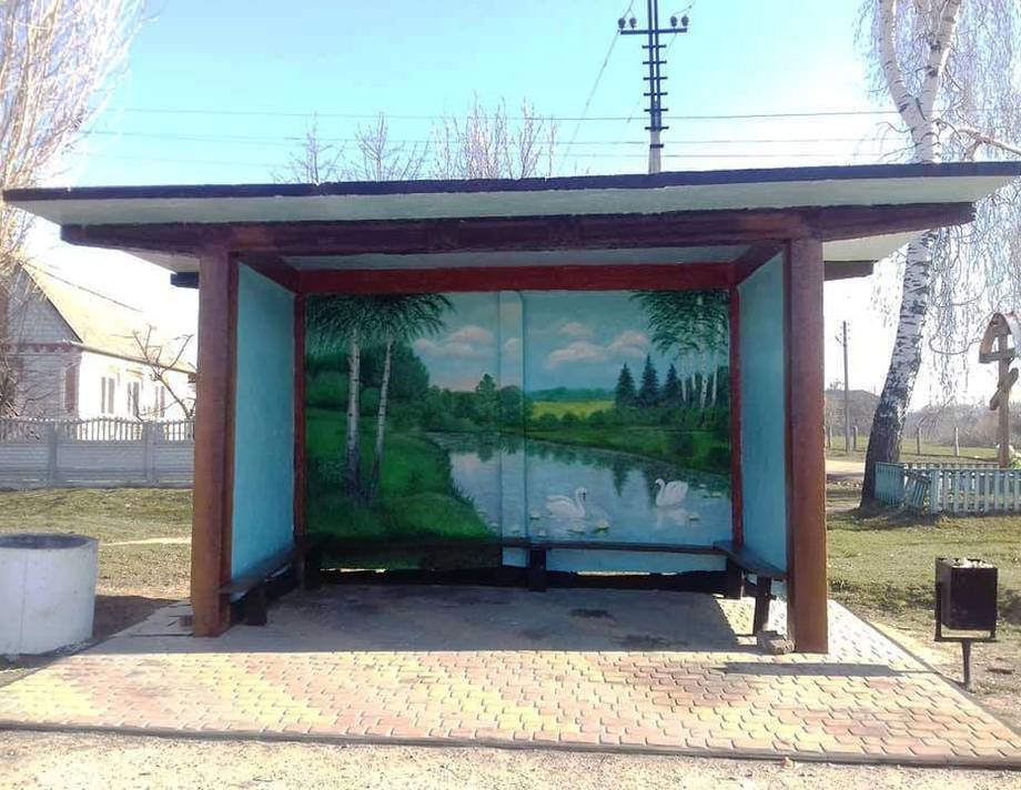 Друге життя автобусній зупинці подарували небайдужі в селі Журавному на Вінниччині 