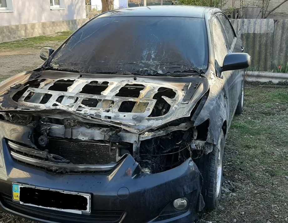 Toyota Corolla загорілась вночі в Уланові на Вінниччині (ФОТО)
