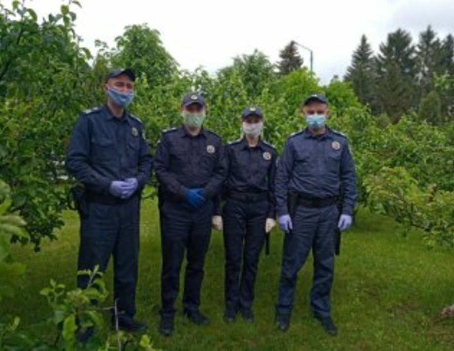 До приїзду швидкої допомоги, працівники судової охорони кілька разів приводили до свідомості чоловіка
