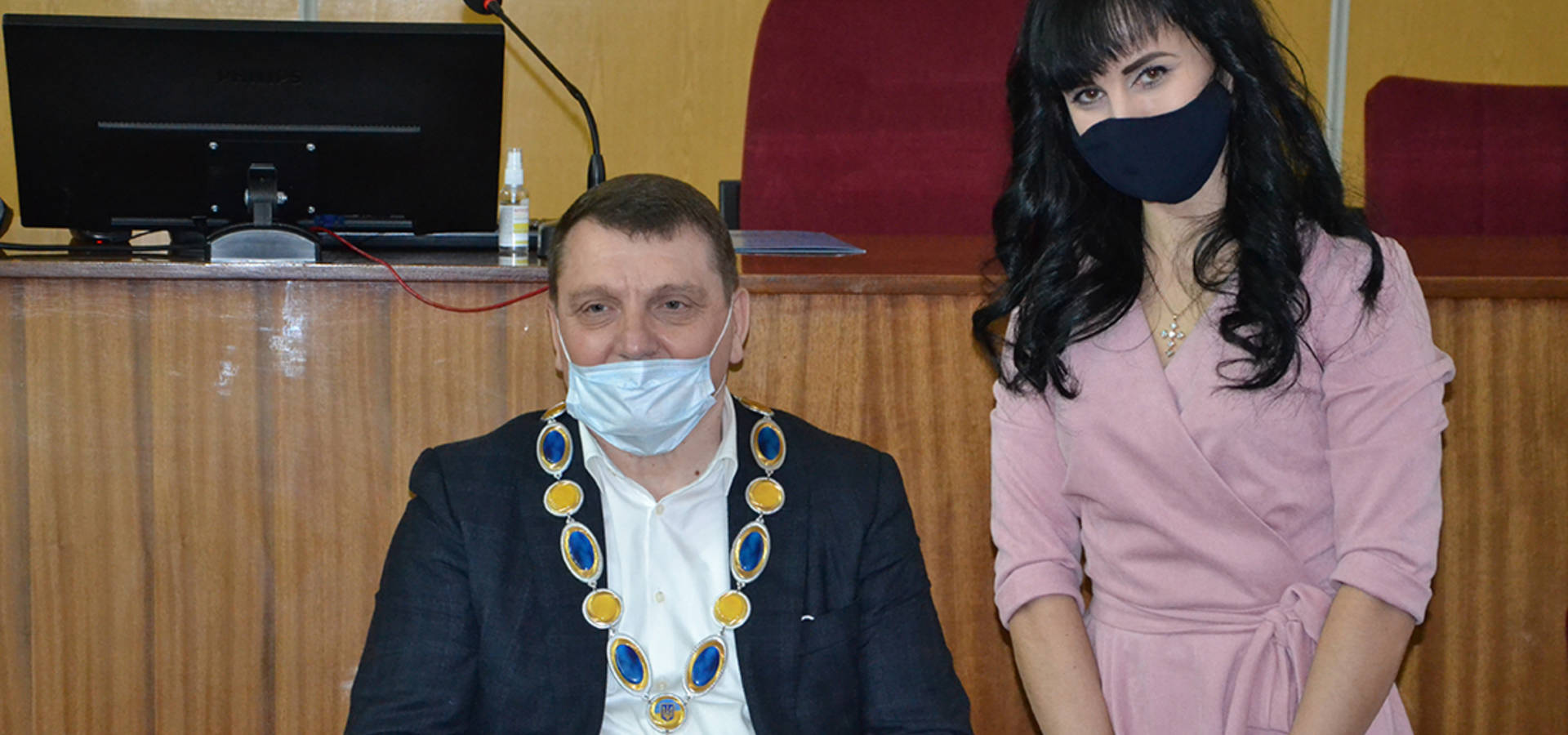 На першій сесії міської ради в Хмільнику  голова та депутати присягнули на вірність громаді, обрали секретаря,  затвердили заступників та старост
