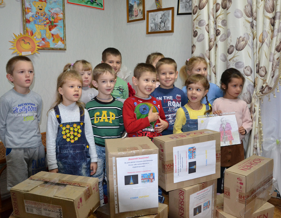 Дитячі садки Хмільника на Вінниччині долучились до привітань для воїнів на Сході