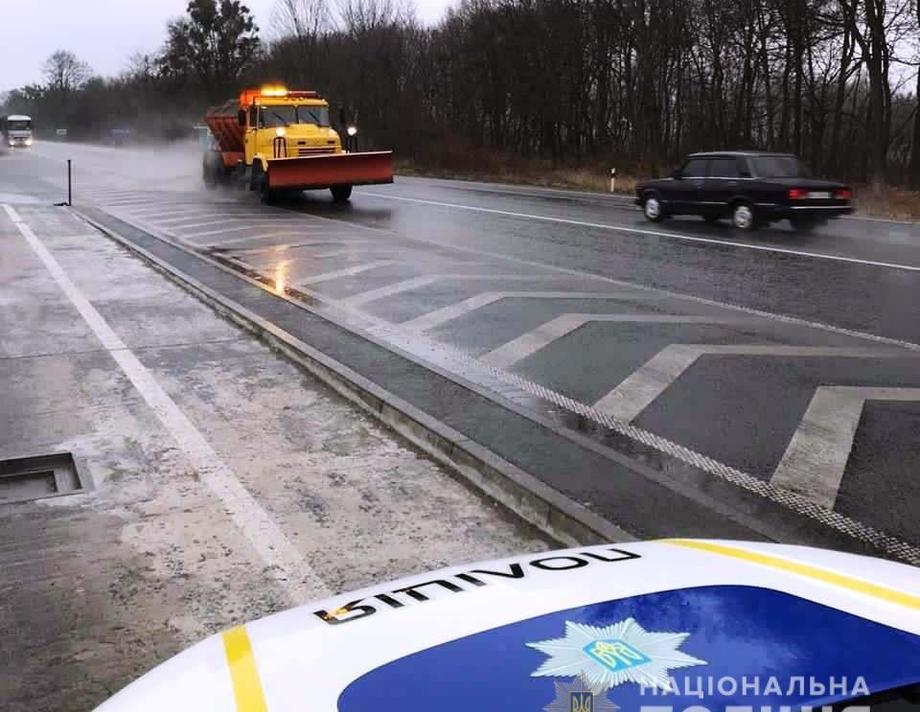 Дощ! Сніг!  Ожеледиця! Поліція Вінниччини попереджає про погіршення погодніх умов