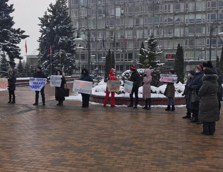 Батьки вінницьких школярів вийшли на протести проти дистанційного навчання