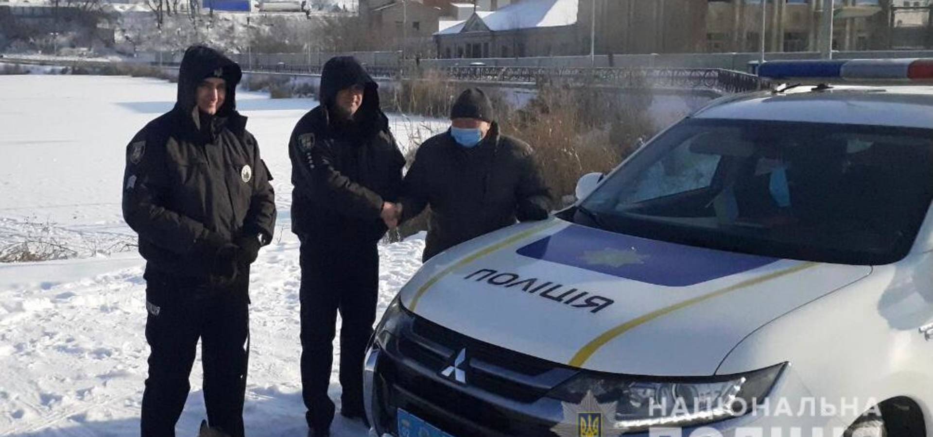 В Хмільницькому районі на Вінниччині поліцейські разом із містянами врятували чоловіка, який провалився під кригу