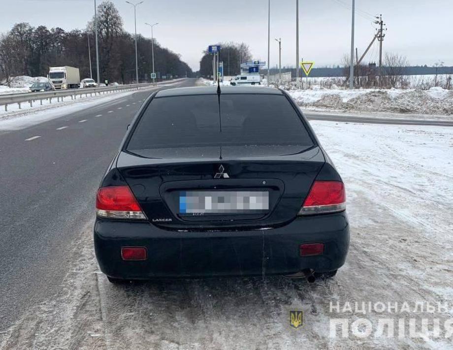 Поліція затримала злодіїв, які викрали  велику суму грошей з машини у Хмільницькому районі