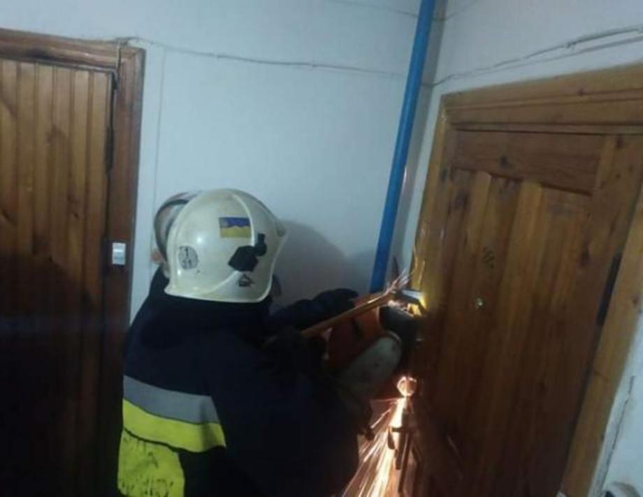 В Хмільнику на Вінниччині рятувальники знайшли непритомну жінку у зачиненій квартирі