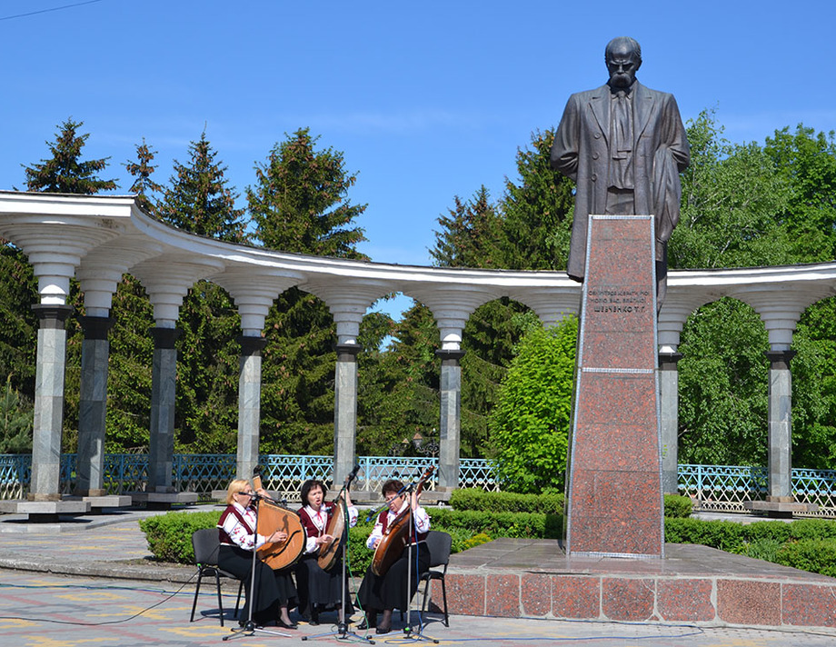 У Хмільнику вшанували Тараса Шевченка з нагоди 160-ї річниці його перепоховання в Україні