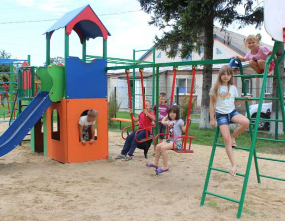 Дитячі майданчики  згуртували мешканців Митника на Вінниччині