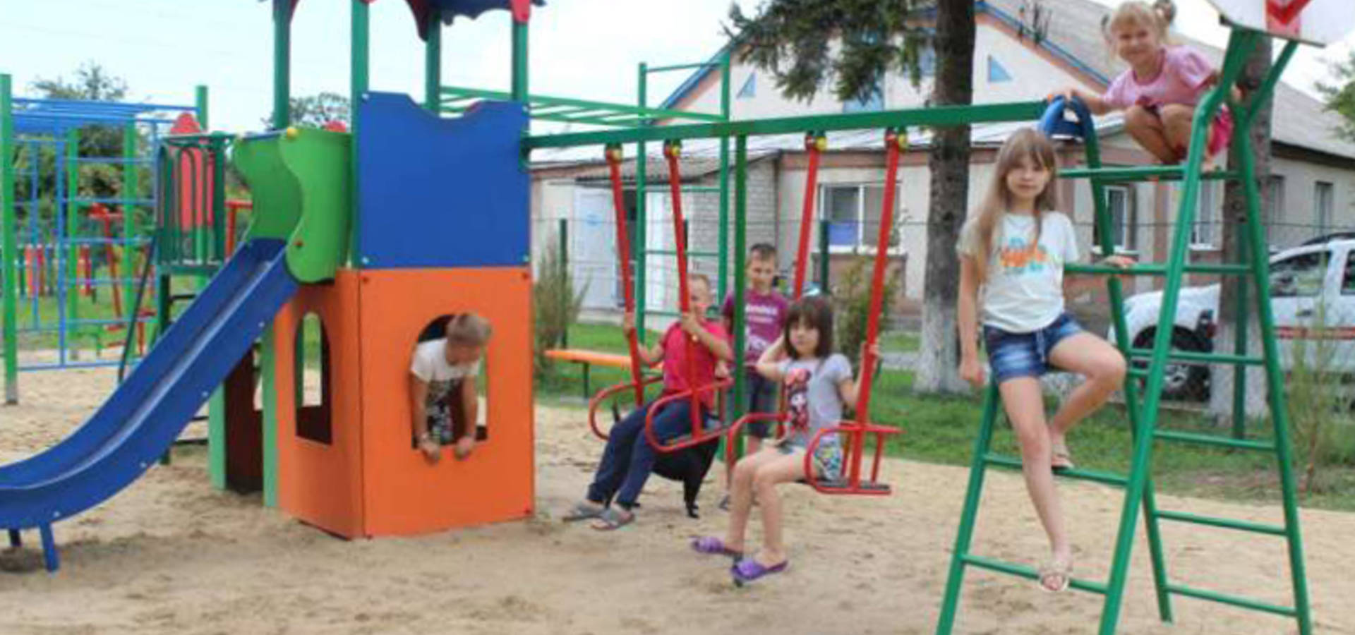 Дитячі майданчики  згуртували мешканців Митника на Вінниччині