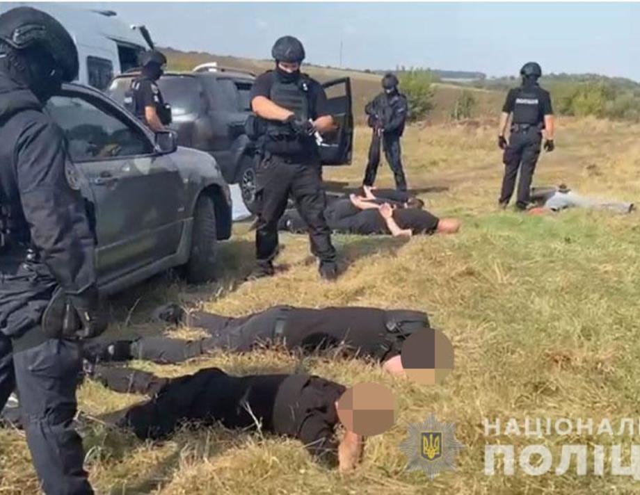 В селі на Вінниччині затримали  16 озброєних чоловіків, У їхніх автівках виявили зброю та наркотики  