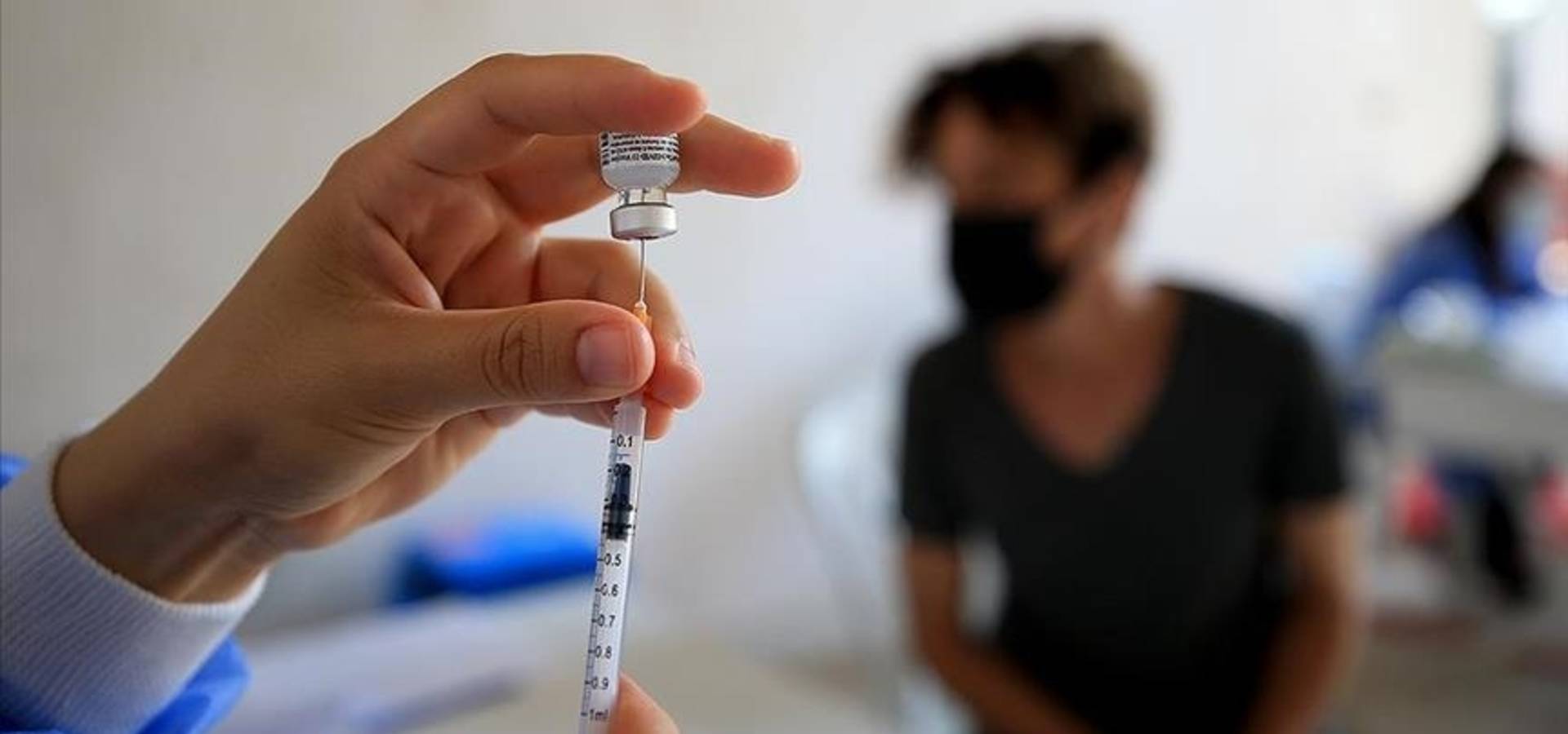 В Україні офіційно дозволили третю дозу COVID-вакцини