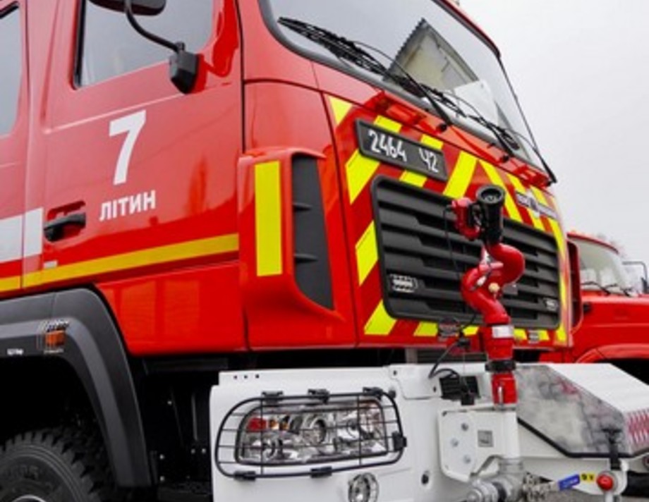 Літинські рятувальники отримали перший в області пожежний автомобіль на 5 тонн води 