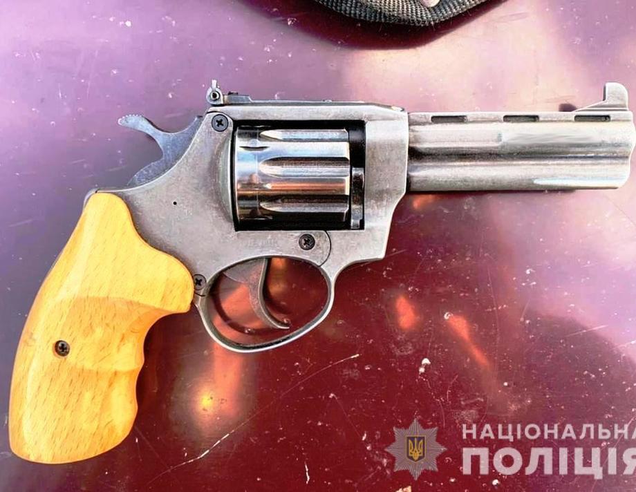 У Хмільницькому районі озброєний револьвером чоловік погрожував продавчині