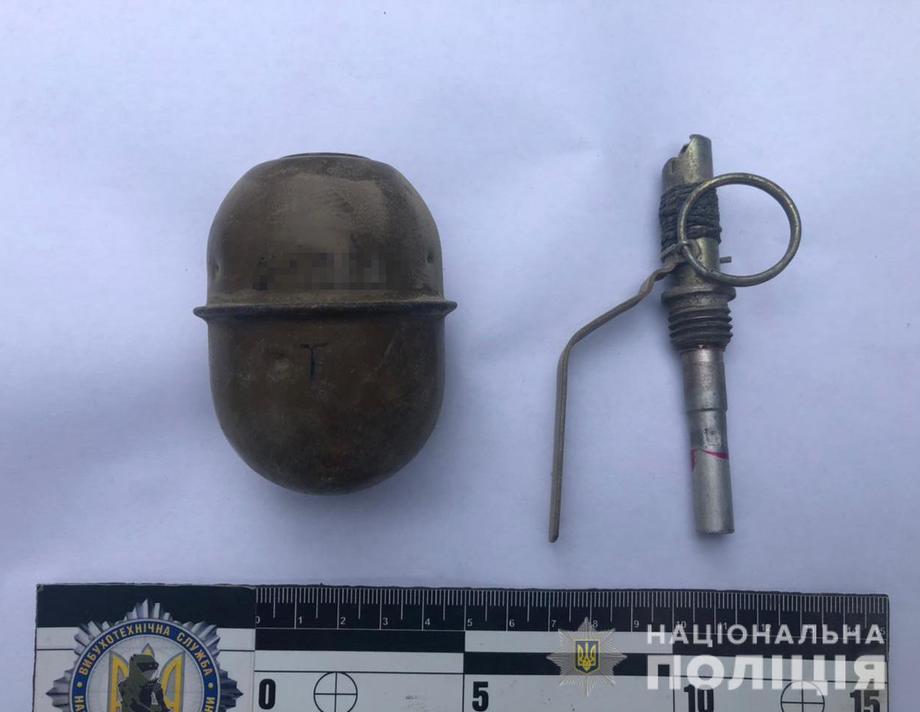 В Хмільницькому районі,  у раніше судимого чоловіка, поліція вилучила гранату та запал до неї