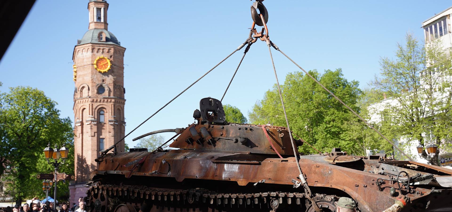 Бійці полку з Хмільницького району передали до Вінниці рештки танків рф, знищених в Бучі та Ірпені