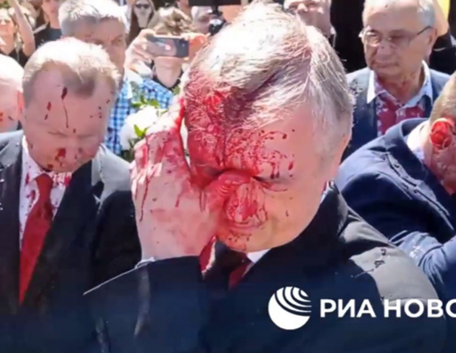 Сьогодні у Варшаві російського посла облили червоною фарбою(відео)