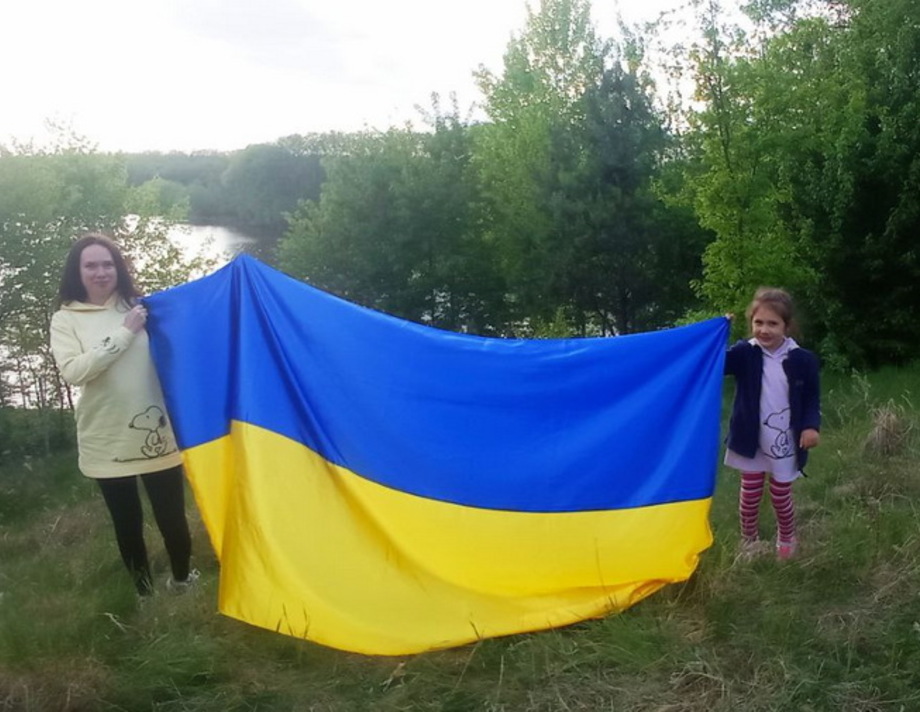 Вінничанка з доньками пошили велетенський прапор, аби привітати українців з перемогою на "Євробаченні"