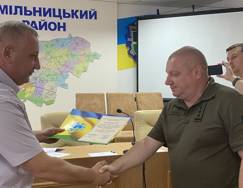 Голова Хмільницької районної ради вручив почесні грамоти військовослужбовцям
