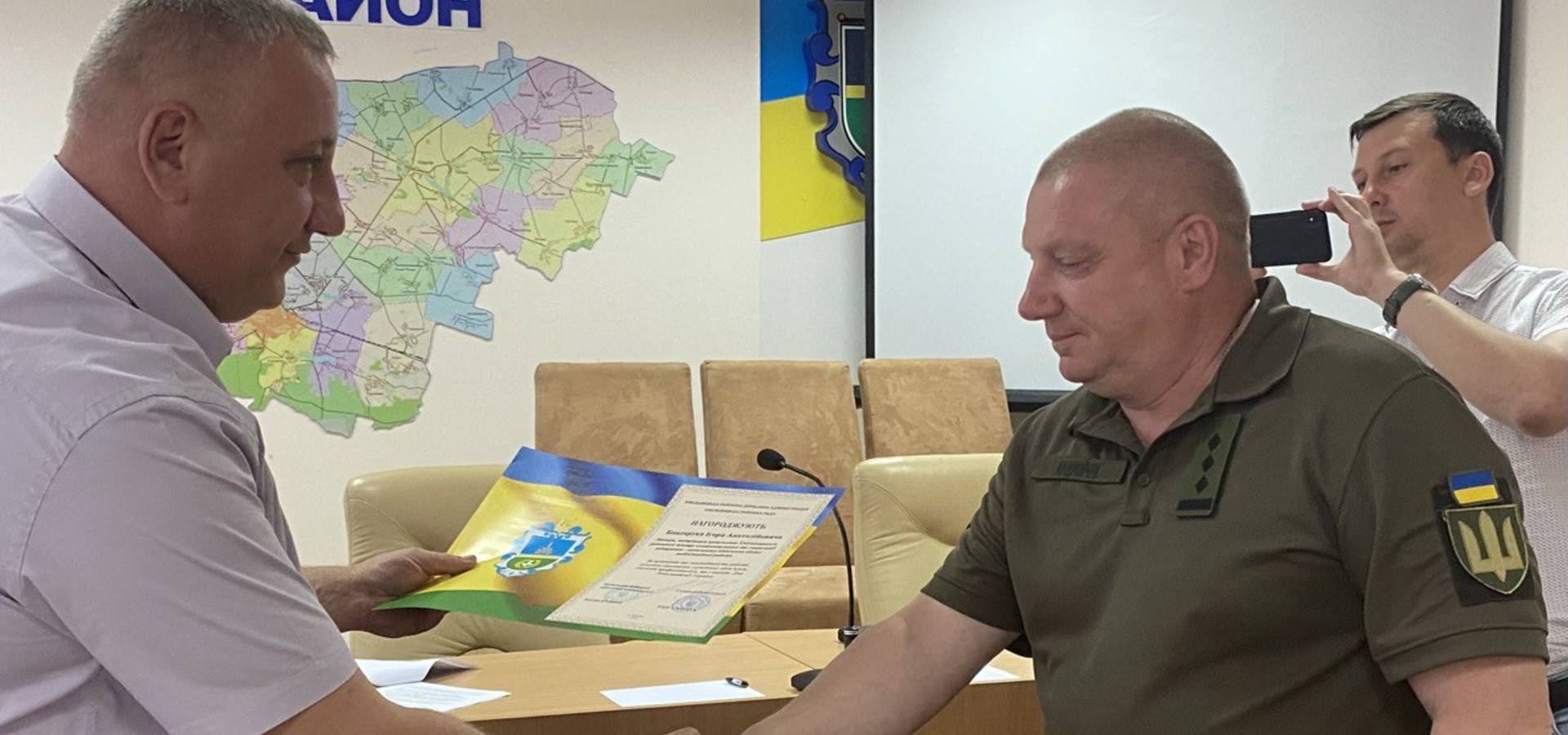Голова Хмільницької районної ради вручив почесні грамоти військовослужбовцям
