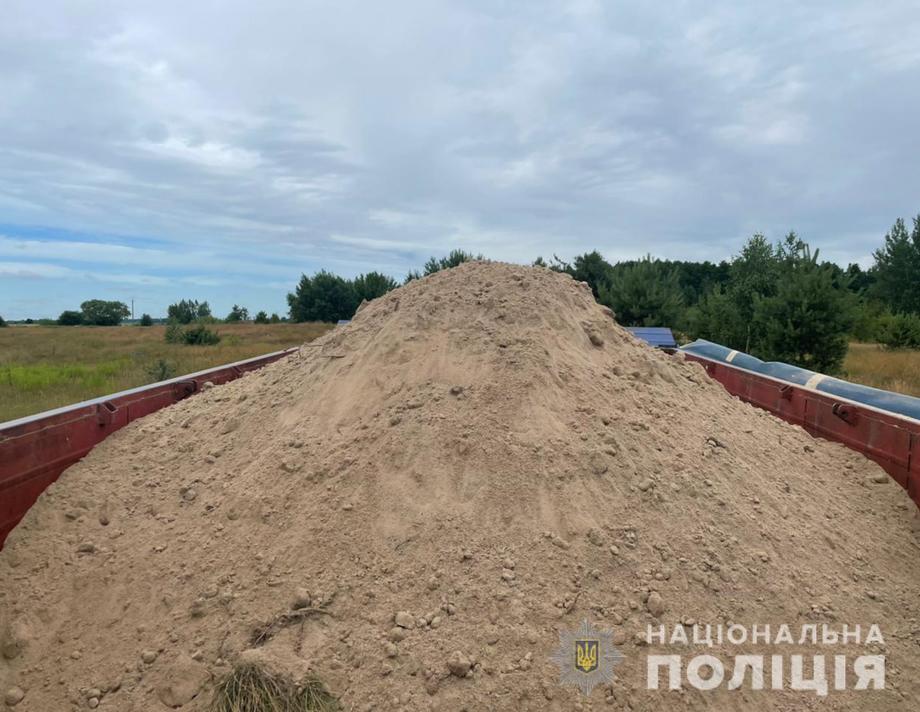 У Хмільницькому районі чоловік незаконно видобував пісок