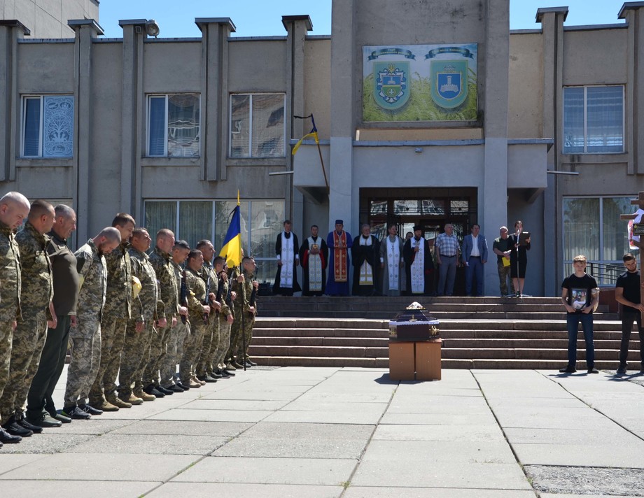 У Хмільнику відбулася церемонія прощання із Героєм, що віддав життя за Україну Олександром Вінніченком