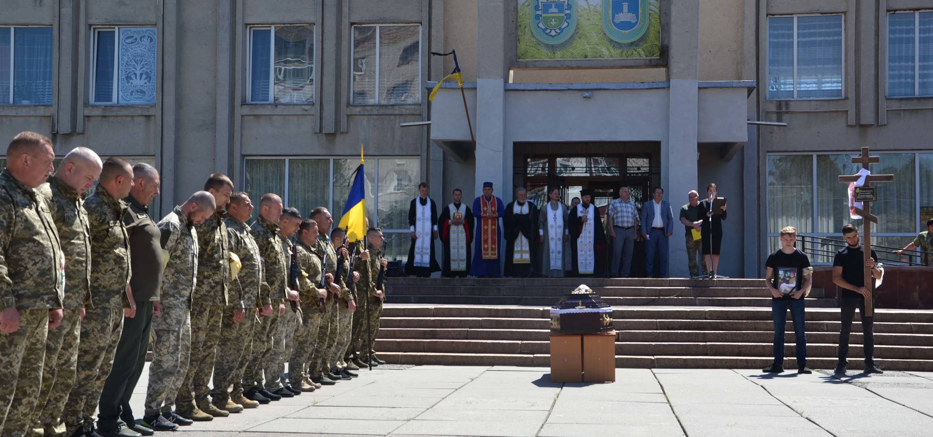 У Хмільнику відбулася церемонія прощання із Героєм, що віддав життя за Україну Олександром Вінніченком