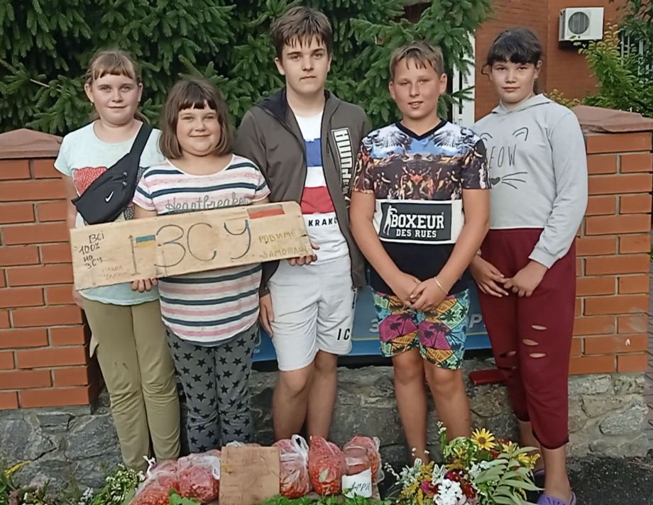 Діти з Хмільника допомагають українським захисникам