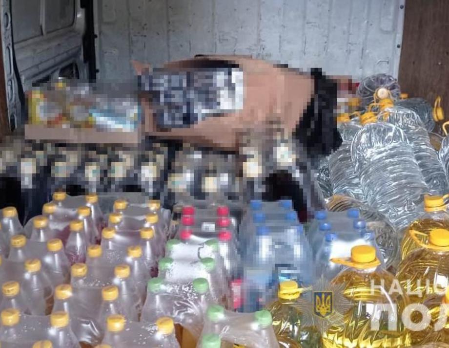 У Вінниці чоловік перевозив понад півтонни фальсифікованого алкоголю та 600 пачок безакцизних цигарок