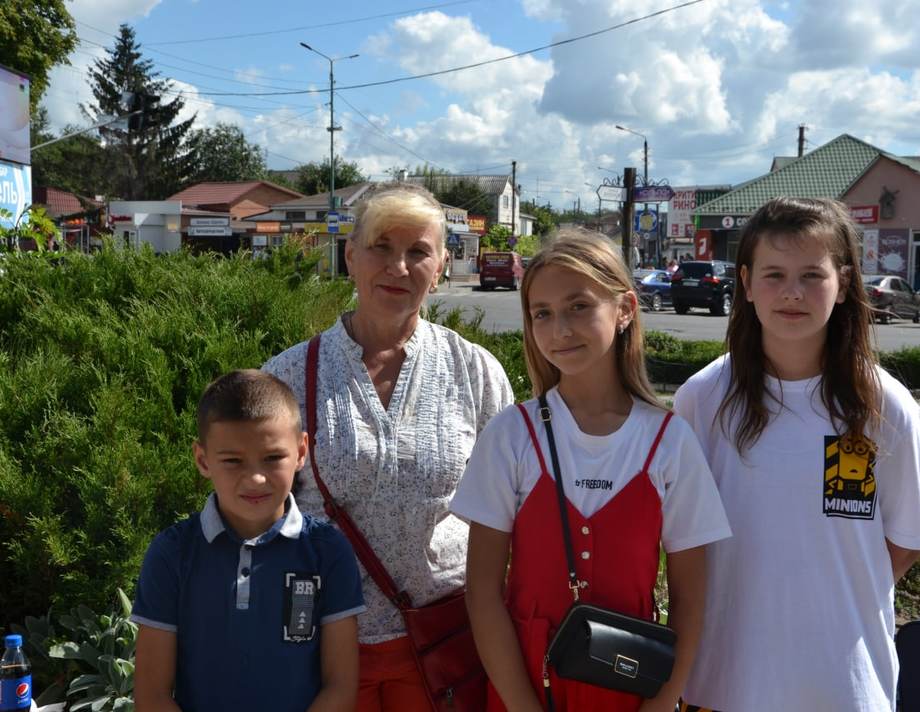 У Хмільнику діти з Дібрівки співаючи зібрали 25 тисяч гривень для ЗСУ (відео)