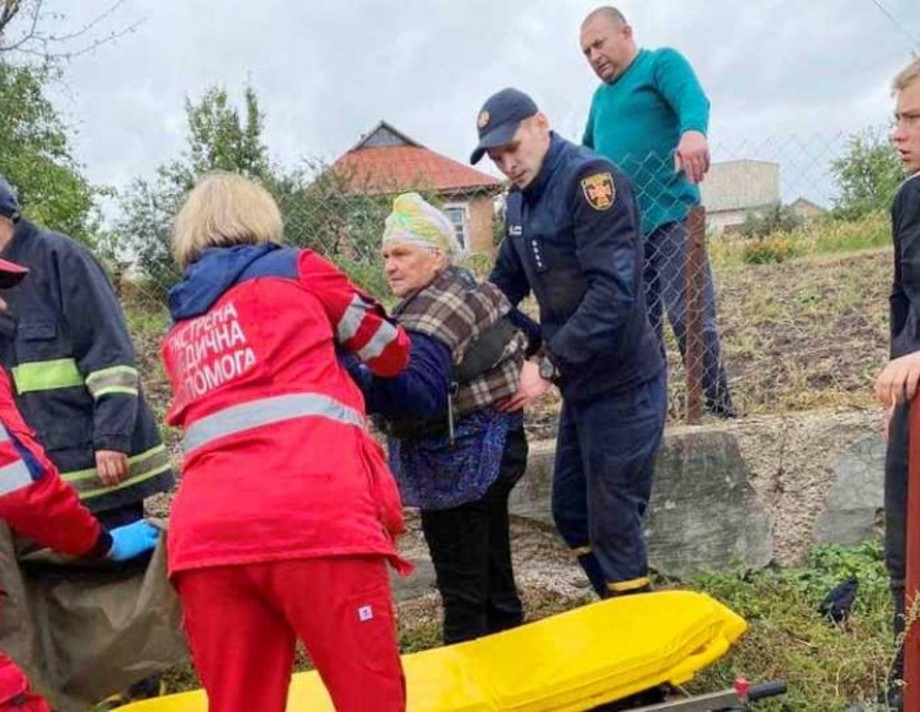 "Народилась у сорочці": на Вінниччині пенсіонерка впала у 15-метровий колодязь